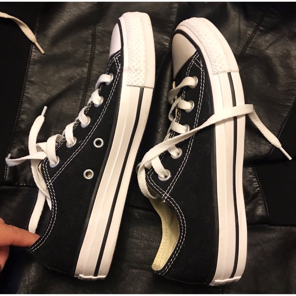 Low chuck taylors (converse)